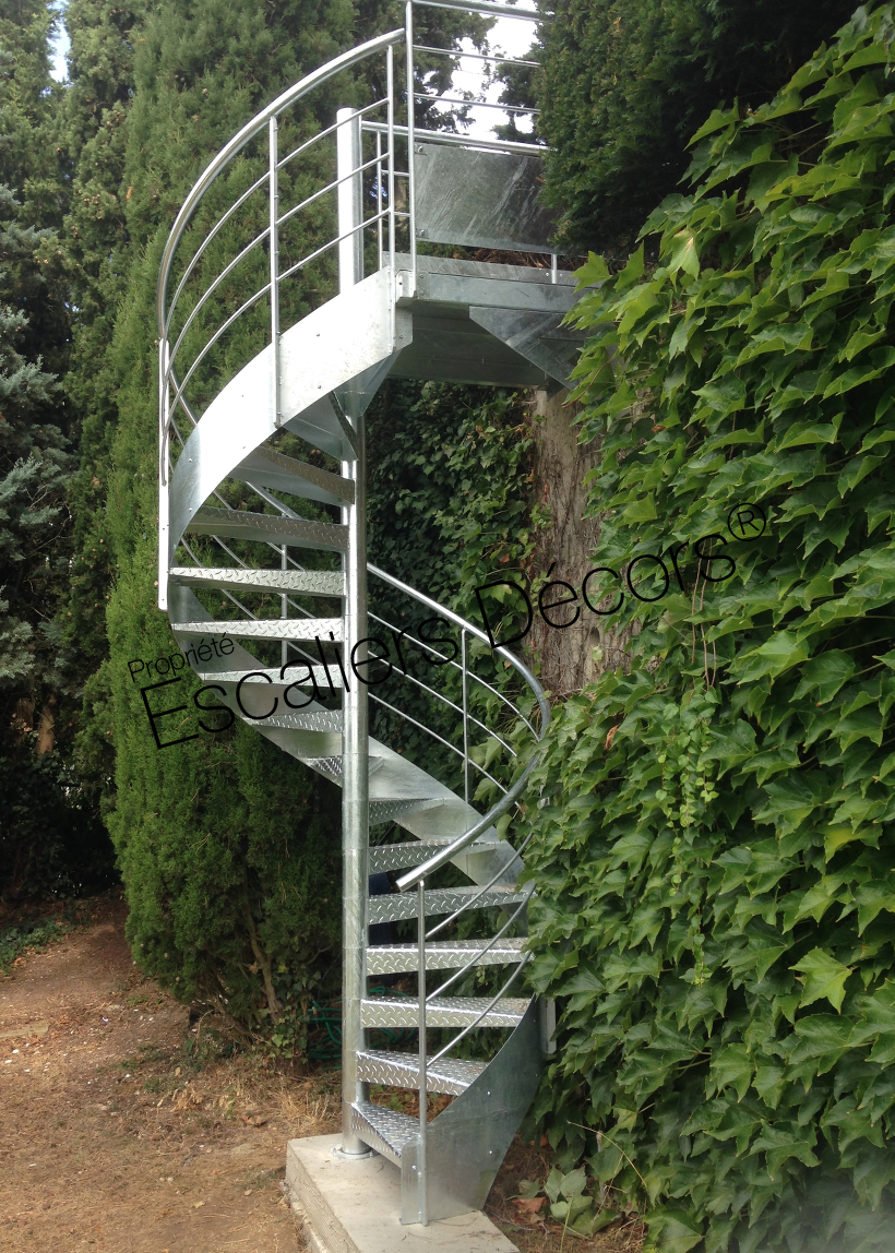 Photo SH41 - Delta Loft colimaçon contemporain avec limon. Escalier d'extérieur sur mesure en acier galvanisé reliant 2 jardins en terrasse. Vue 1